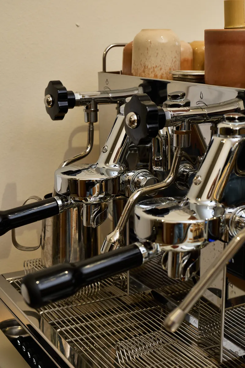 Siebträger-Espressomaschine im Café